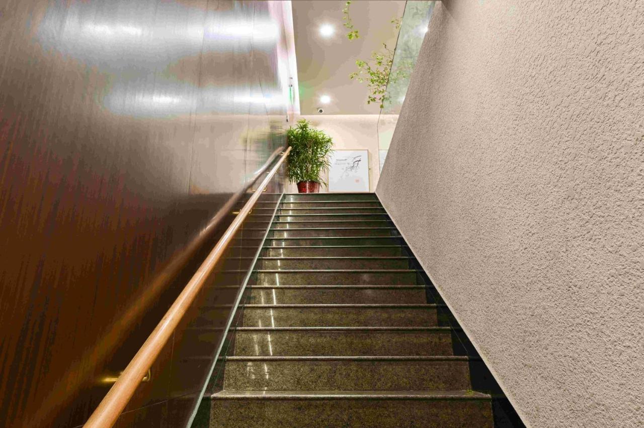 Xingshe Alley Courtyard Hotel Beijing Wangfujing Forbidden City Branch - Breakfast Included & English Speaking Reception & Free Wifi And Laundry Room & Hutong Culture & Cat-Keeping & Flower-Growing Terrace & One Day Tour Service & Free Coffee מראה חיצוני תמונה